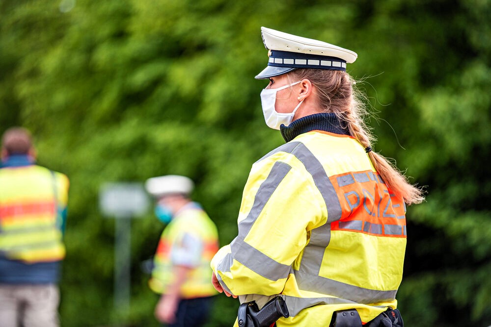 NRW: Ehemann schießt schwangerer Frau in den Kopf! Täter auf der Flucht - Polizei durchsucht ein Waldstück