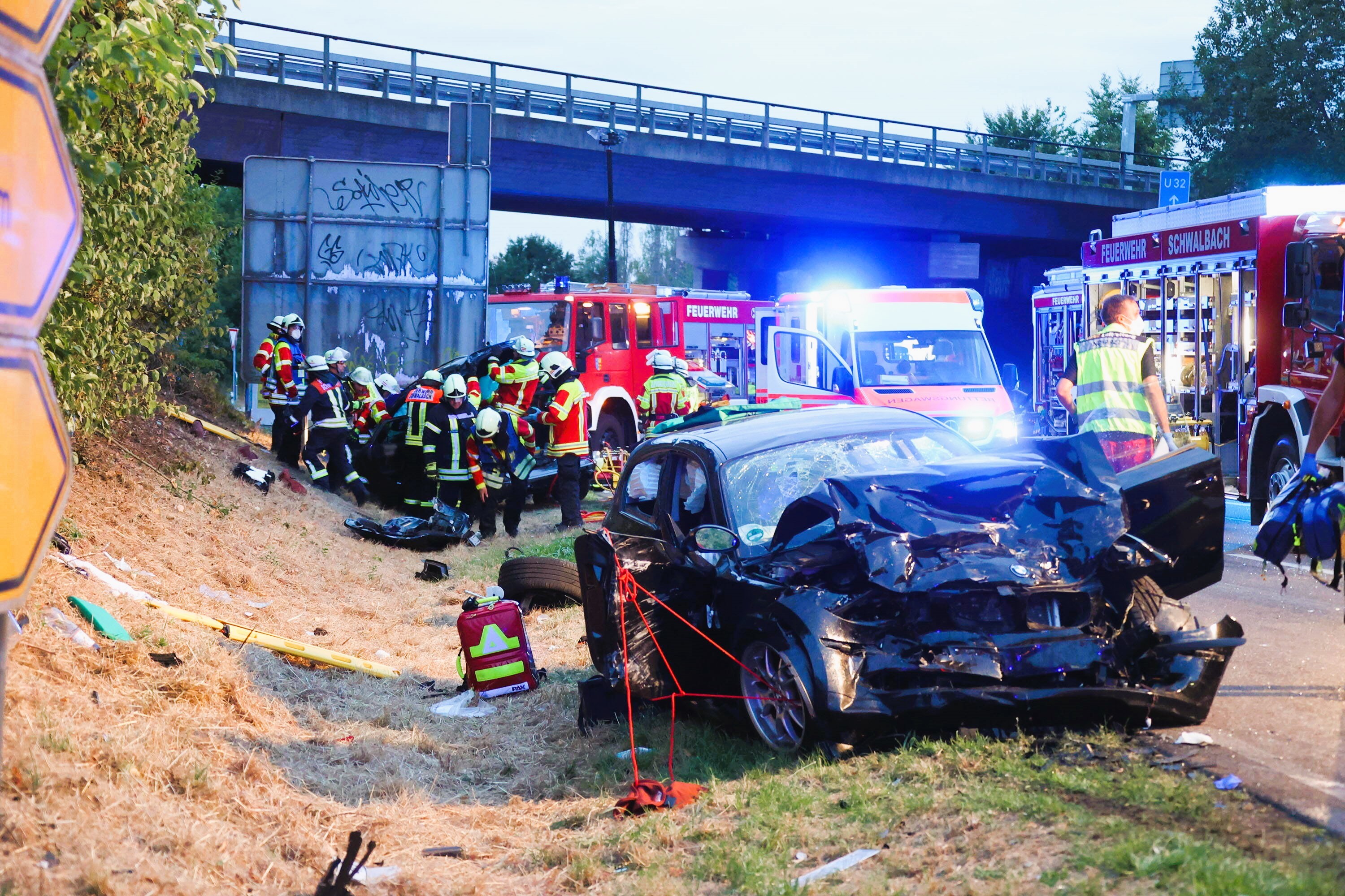 Mega-Unfall auf der Autobahn - dann schießt die Polizei auf den Unfallfahrer, der Grund ist erschütternd!